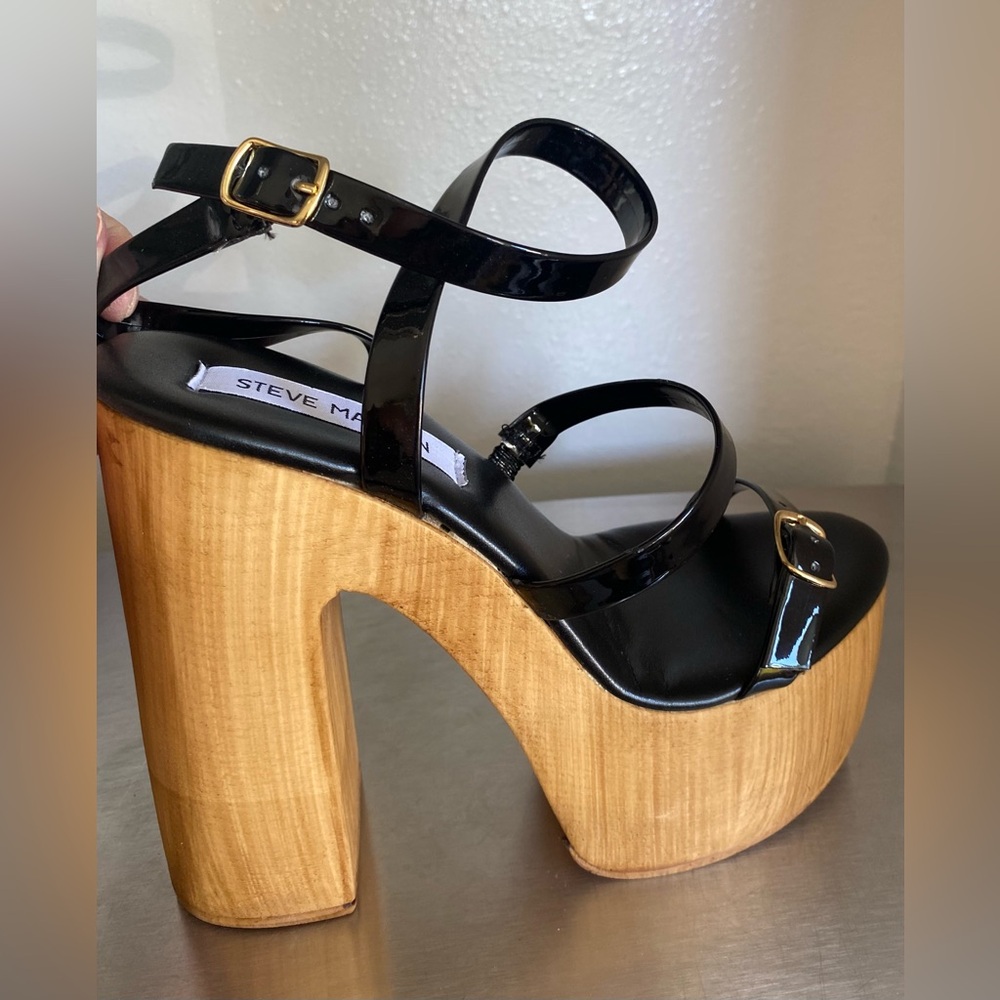 NWT.. STEVE MADDEN BLACK PATENT PLATFORM SANDALS - Picture 9 of 10